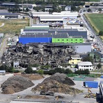 Vétroz - 9 juillet 2023 - L'incendie qui a ravagé une halle industrielle de Vétroz est éteint.
